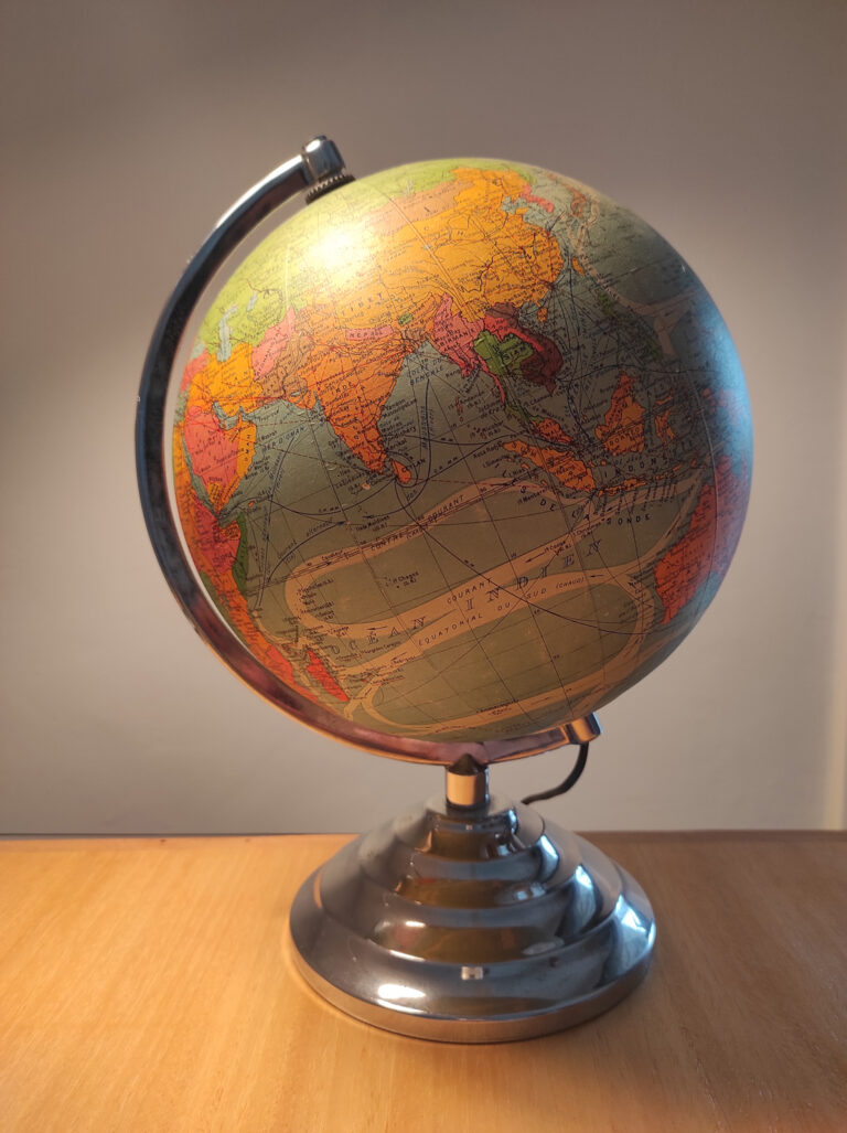 Globe terrestre Perrina vintage en verre circa 1960 - Jackson, Lampes,  globes terrestres, mirroirs anciens.